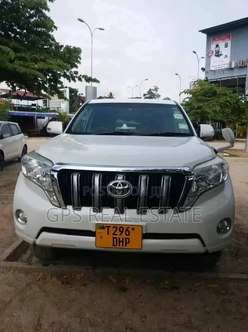 Toyota Land Cruiser 2010 White