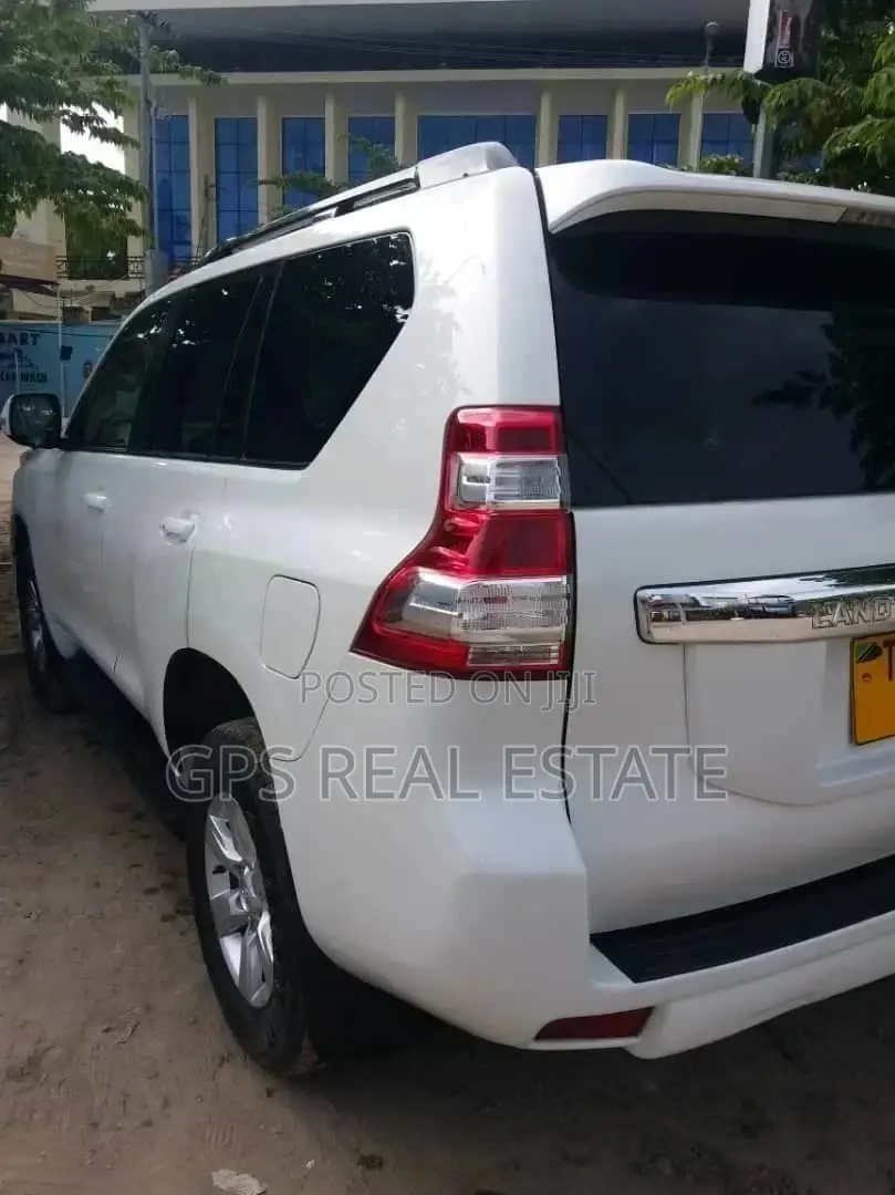 Toyota Land Cruiser 2010 White