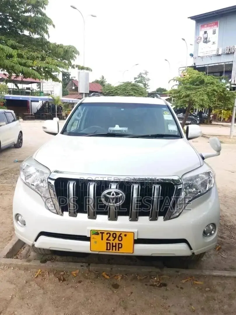 Toyota Land Cruiser 2010 White