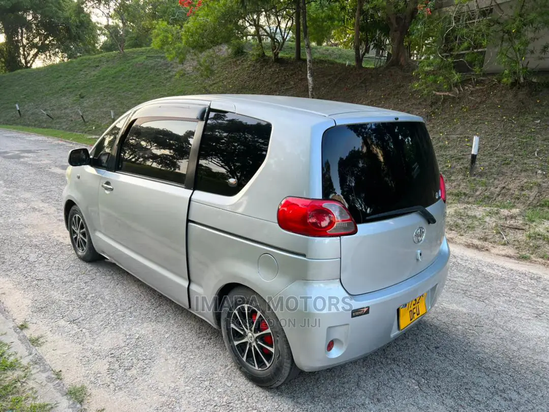 Toyota Porte 2004 Silver