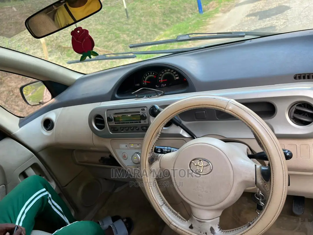 Toyota Porte 2004 Silver