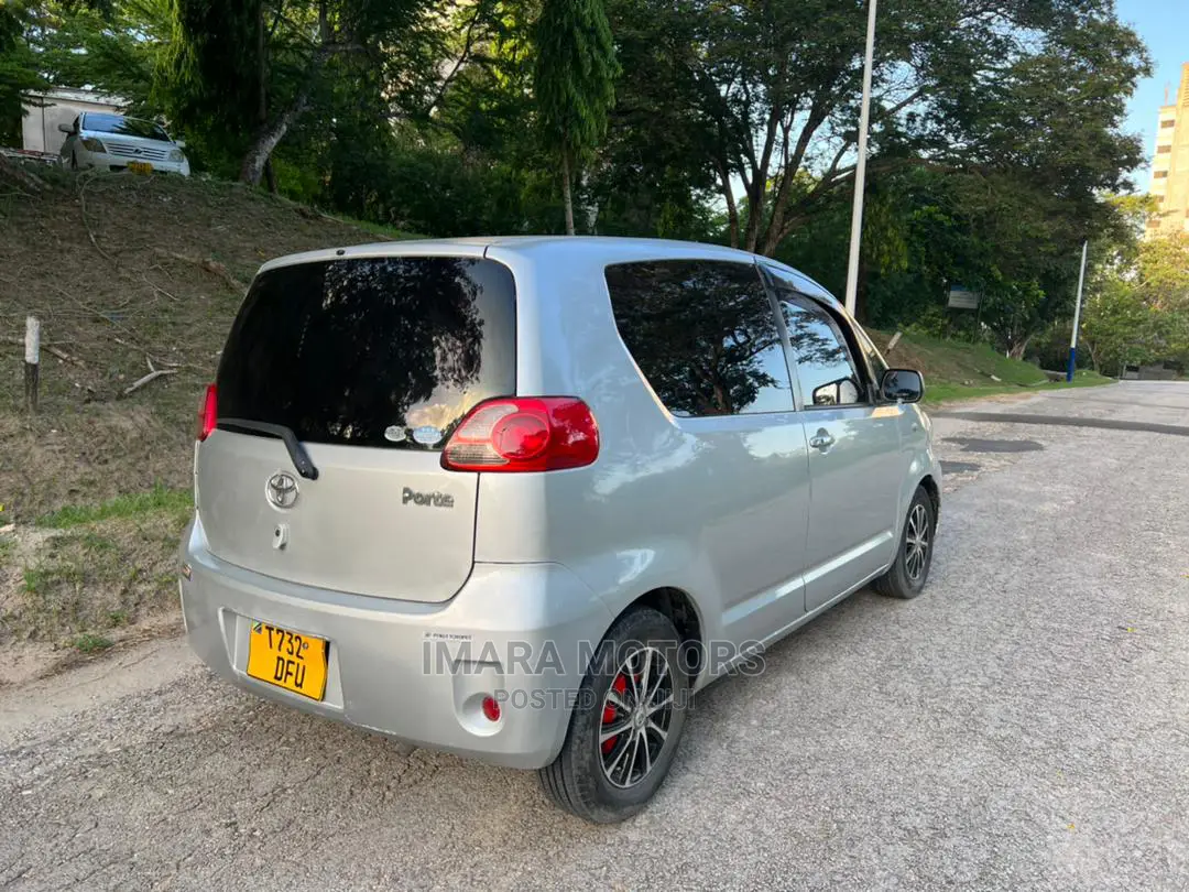 Toyota Porte 2004 Silver
