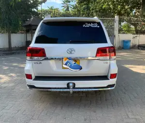 Toyota Land Cruiser 2018 4.5 V8 VXR White
