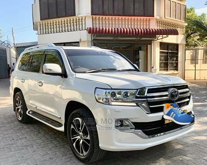 Toyota Land Cruiser 2018 4.5 V8 VXR White