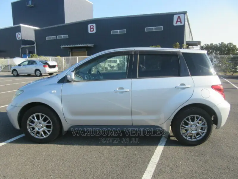 Toyota IST 2004 Silver