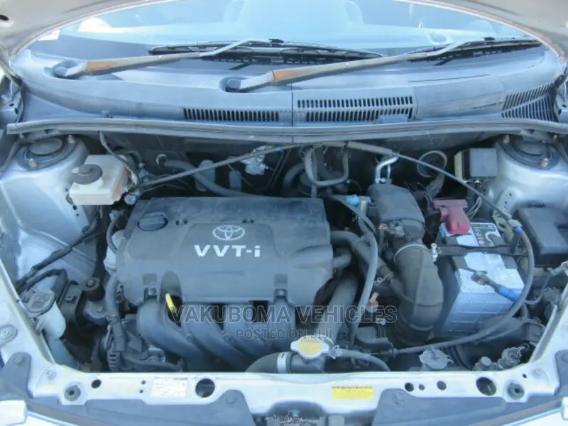 Toyota IST 2004 Silver