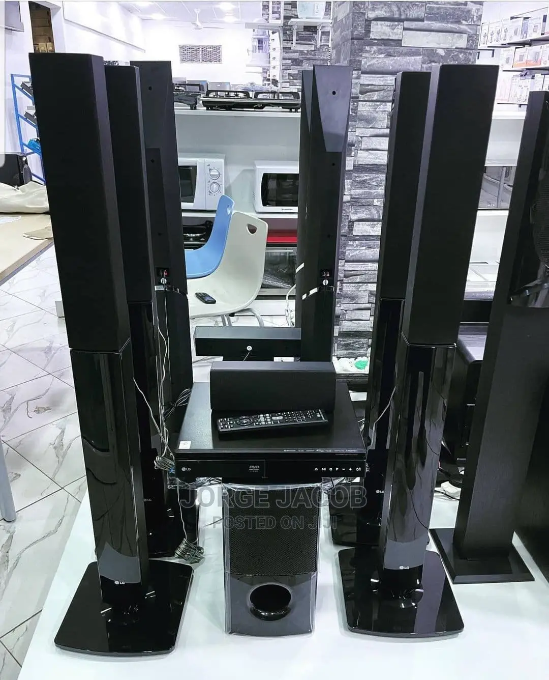 LG HOMETHIETRE 1000 Watts