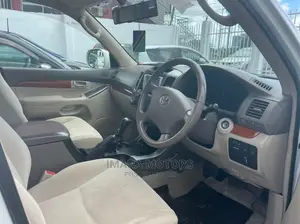 Toyota Land Cruiser 2005 White