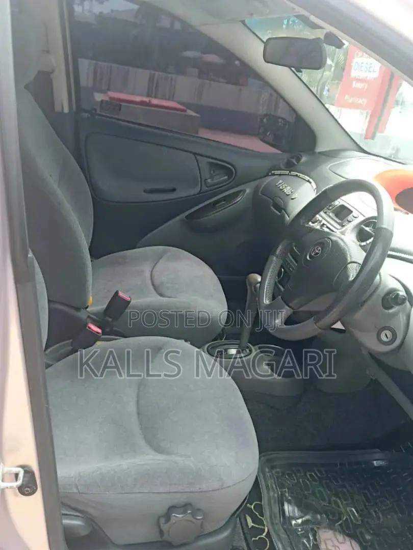 Toyota Vitz 2004 Pink