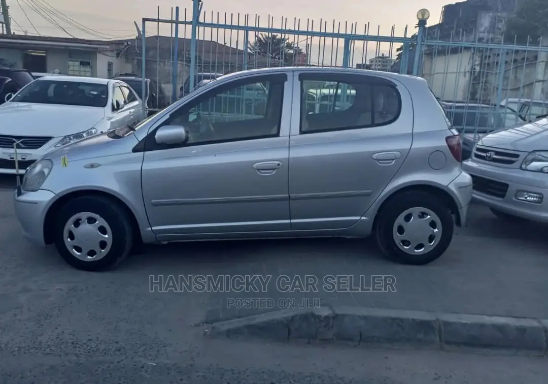 Toyota Vitz 2001 Silver