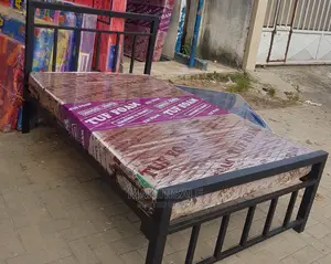 Kitanda KIZURI SANA Cha Chuma Na Mbao