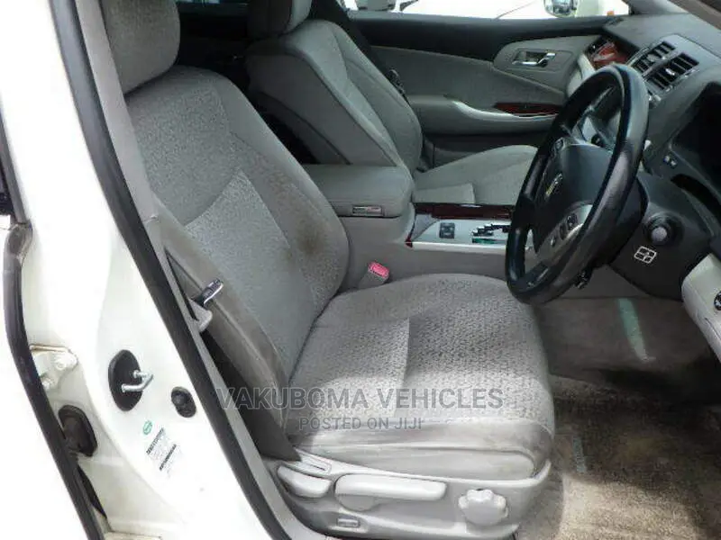 Toyota Crown Majesta 2011 Pearl