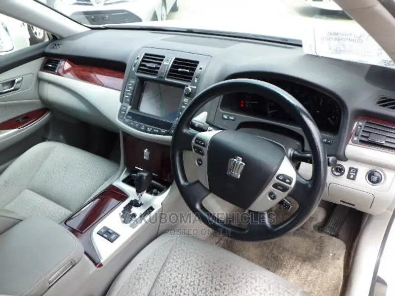Toyota Crown Majesta 2011 Pearl