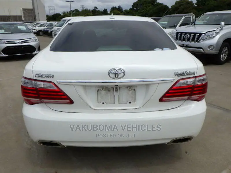 Toyota Crown Majesta 2011 Pearl