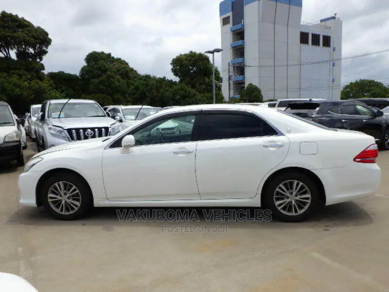 Toyota Crown Majesta 2011 Pearl