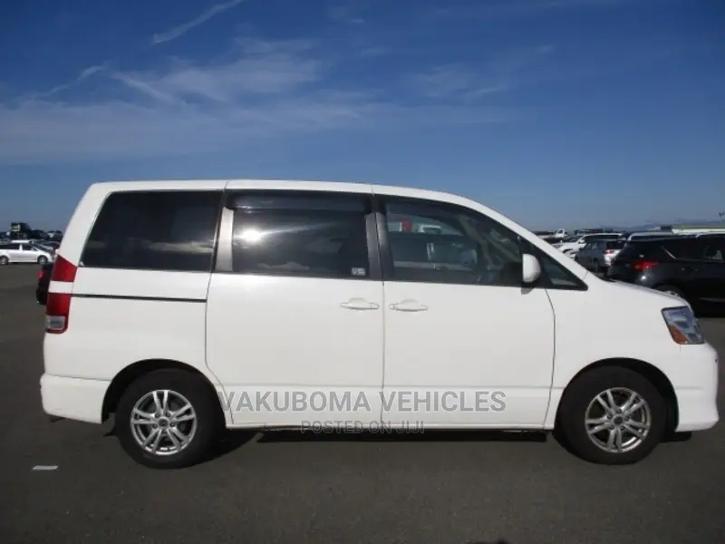Toyota Noah 2005 Pearl