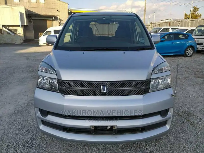 Toyota Voxy 2004 Silver