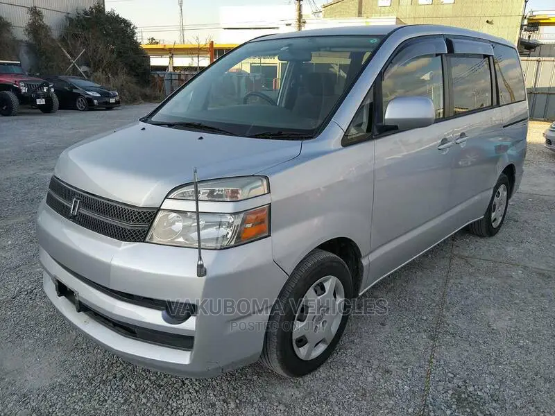 Toyota Voxy 2004 Silver