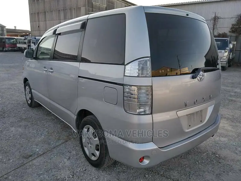 Toyota Voxy 2004 Silver