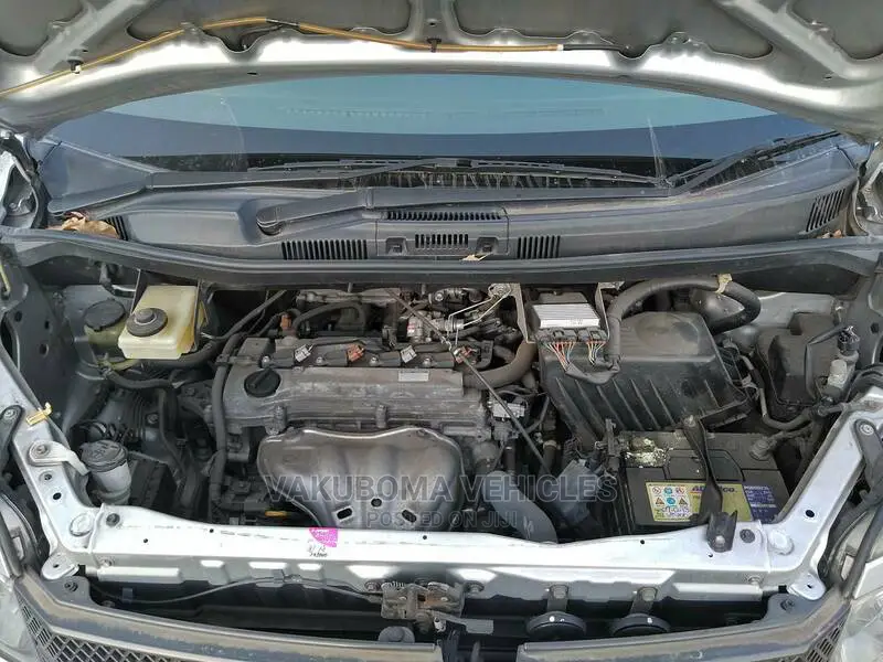 Toyota Voxy 2004 Silver
