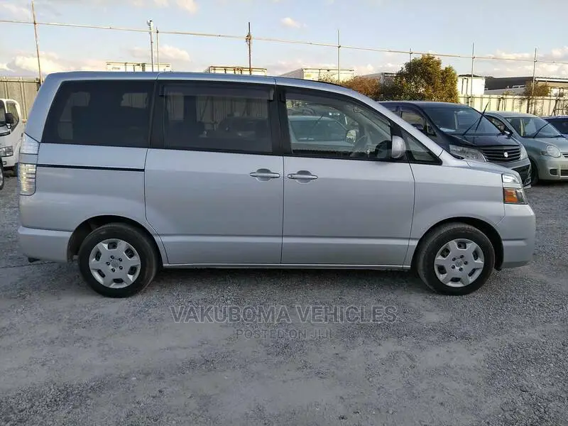 Toyota Voxy 2004 Silver