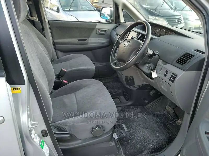 Toyota Voxy 2004 Silver