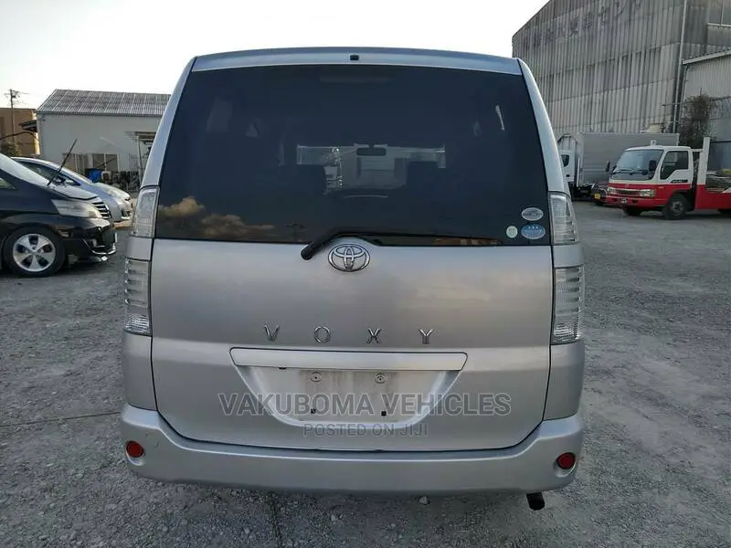 Toyota Voxy 2004 Silver