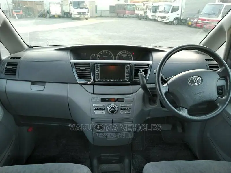 Toyota Voxy 2004 Silver