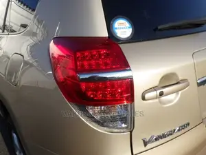 Toyota Vanguard 2010 Gold