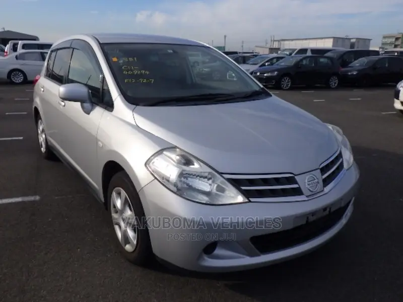 Nissan Tiida 2011 Silver