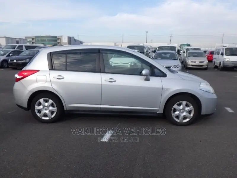 Nissan Tiida 2011 Silver