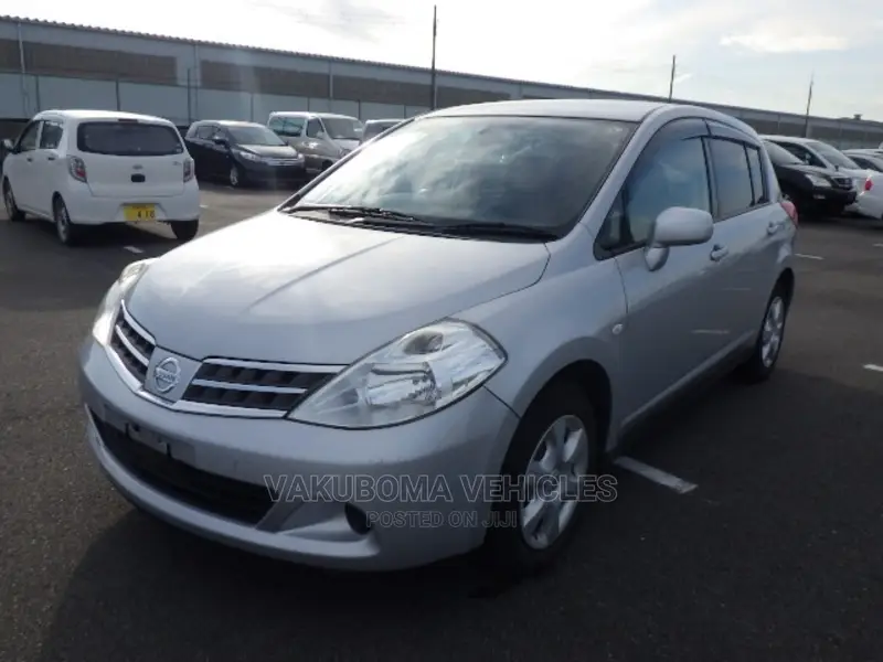 Nissan Tiida 2011 Silver