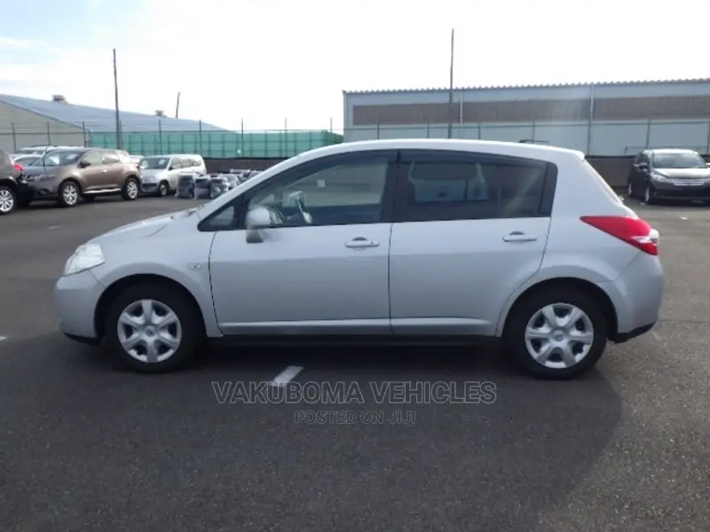 Nissan Tiida 2011 Silver