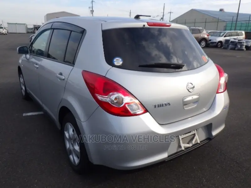 Nissan Tiida 2011 Silver