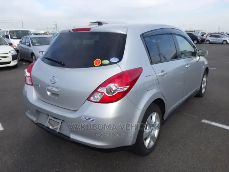 Nissan Tiida 2011 Silver