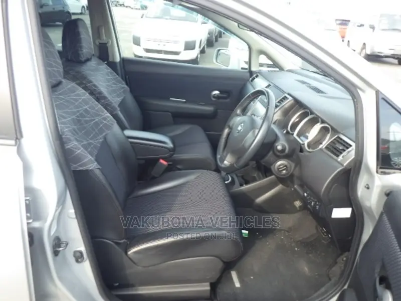Nissan Tiida 2011 Silver
