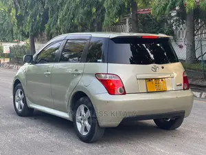 Toyota IST 2006 Gold