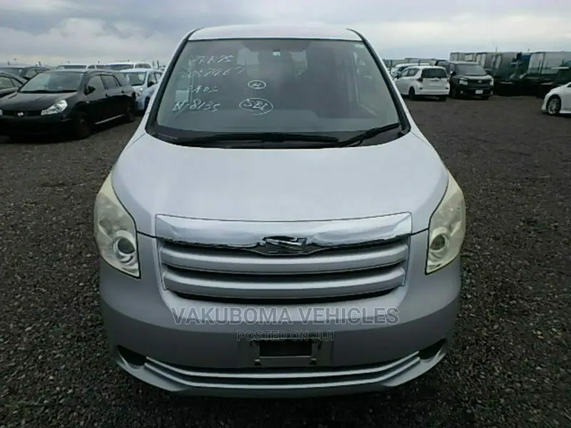 Toyota Noah 2010 Silver
