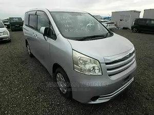 Toyota Noah 2010 Silver
