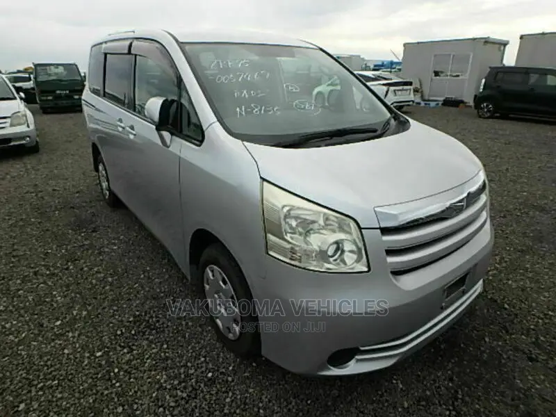 Toyota Noah 2010 Silver