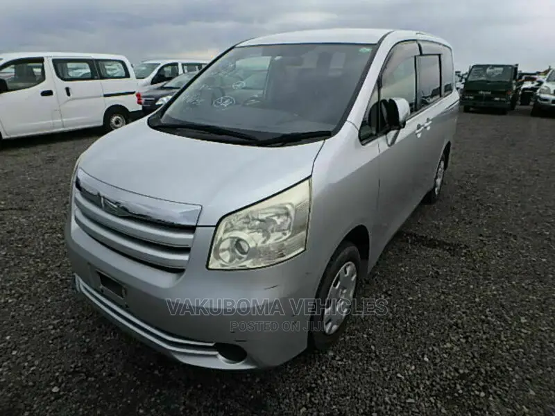 Toyota Noah 2010 Silver