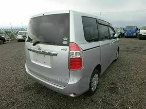 Toyota Noah 2010 Silver