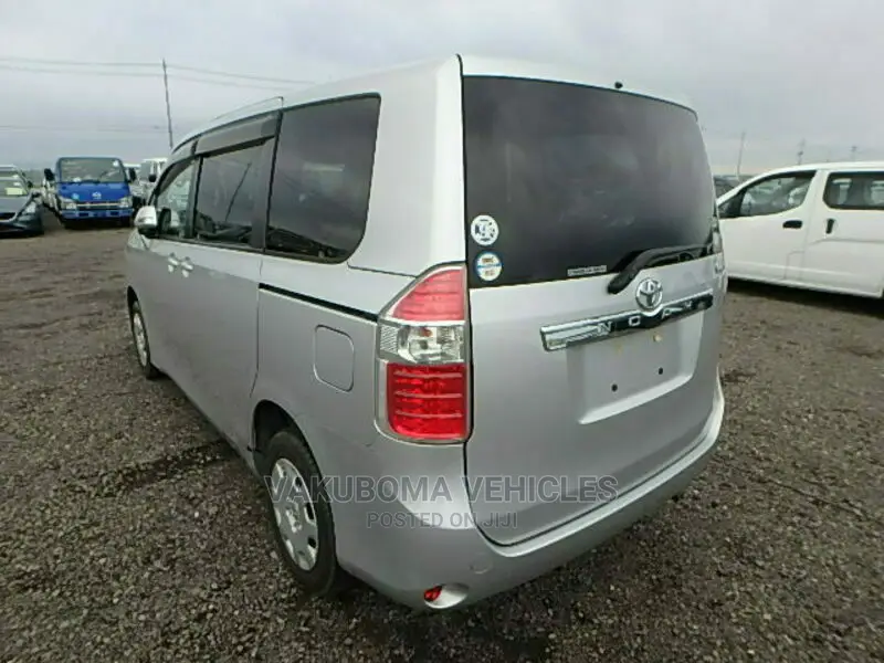 Toyota Noah 2010 Silver