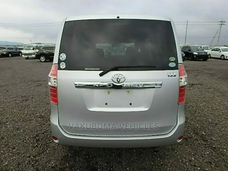 Toyota Noah 2010 Silver