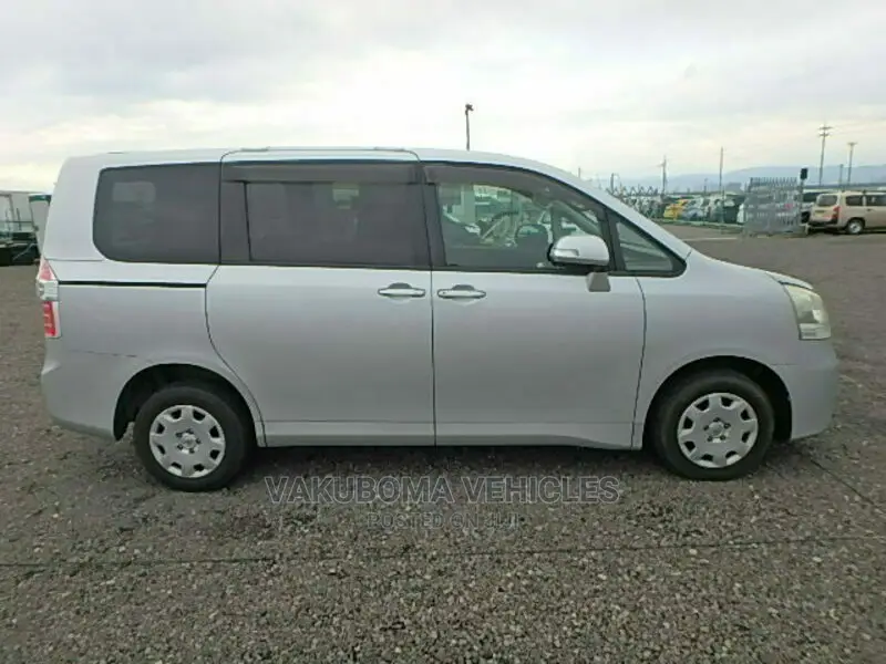 Toyota Noah 2010 Silver