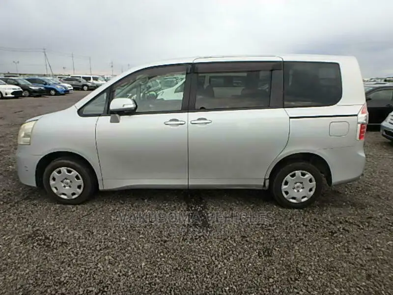 Toyota Noah 2010 Silver