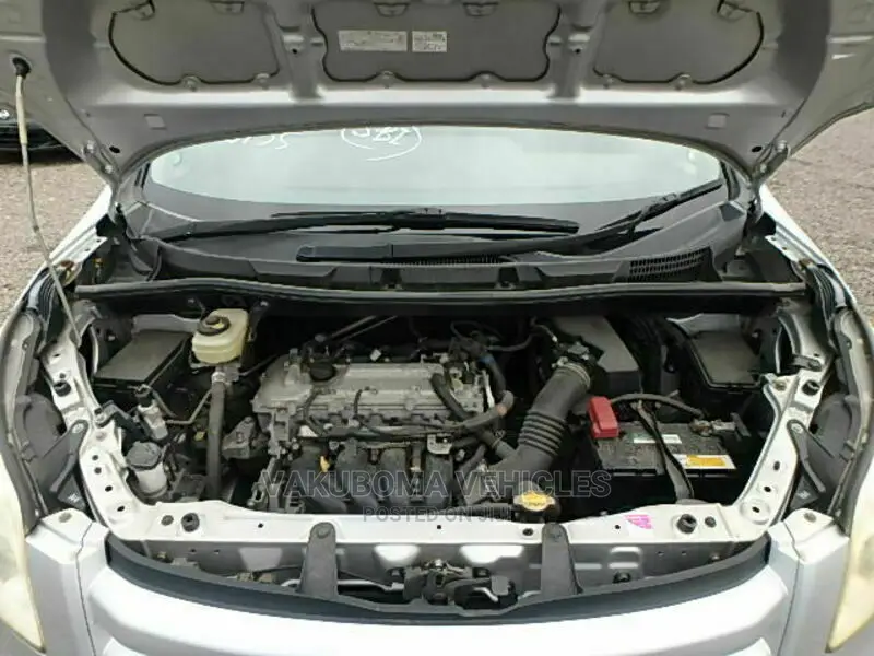 Toyota Noah 2010 Silver