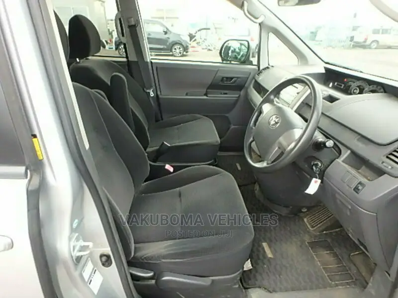 Toyota Noah 2010 Silver