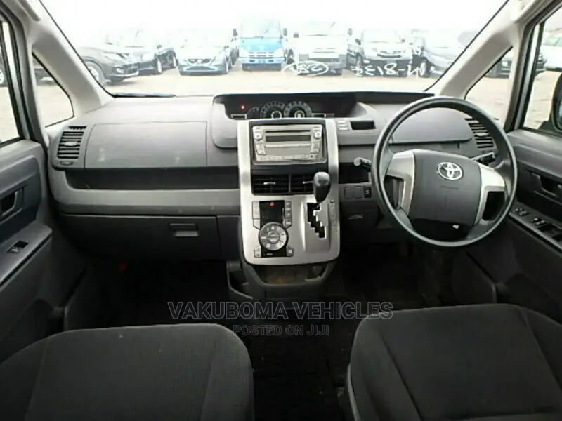 Toyota Noah 2010 Silver