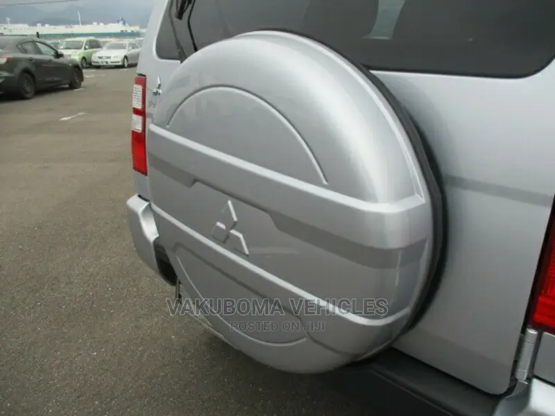 Mitsubishi Pajero 2010 Silver